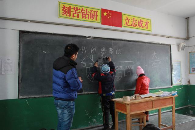 太阳成tyc7111cc赴崔庄小学看望留守儿童