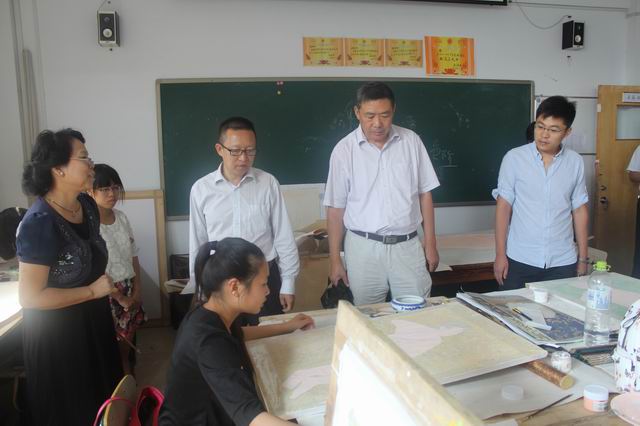 山东省美术馆副馆长、著名画家王建国一行应邀来太阳成tyc7111cc参观交流