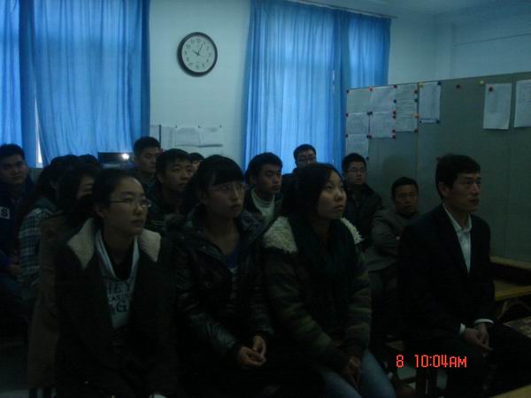 太阳成tyc7111cc组织师生观看党的十八大开幕式盛况